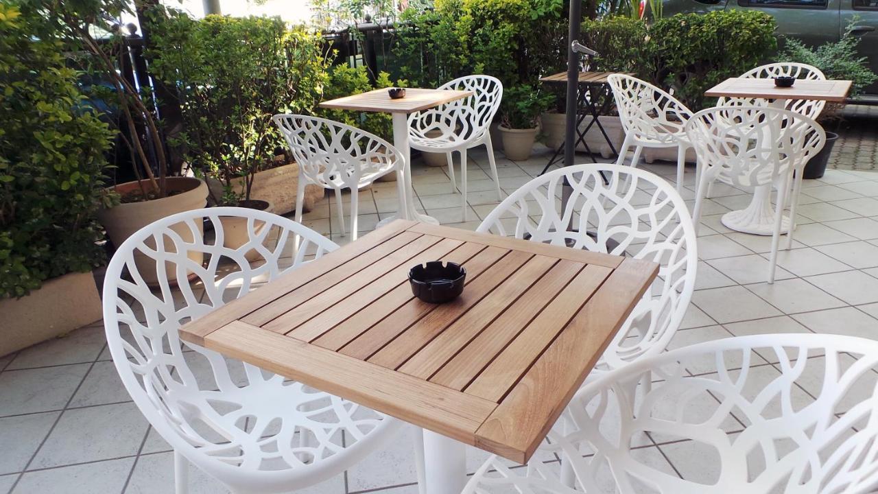 Hotel Aria Di Mare - Bed & Brunch In Centro A Riccione Eksteriør billede