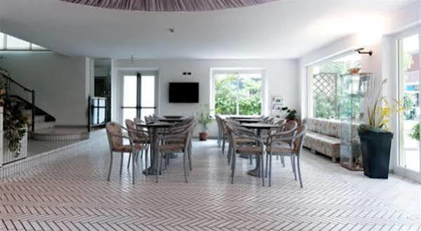 Hotel Aria Di Mare - Bed & Brunch In Centro A Riccione Eksteriør billede