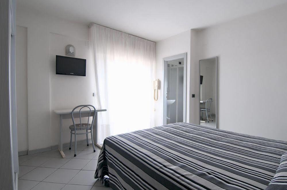 Hotel Aria Di Mare - Bed & Brunch In Centro A Riccione Eksteriør billede