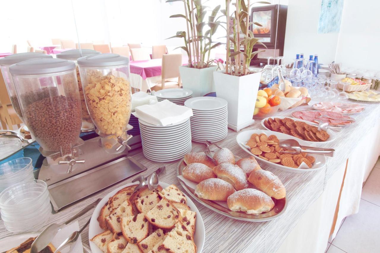 Hotel Aria Di Mare - Bed & Brunch In Centro A Riccione Eksteriør billede