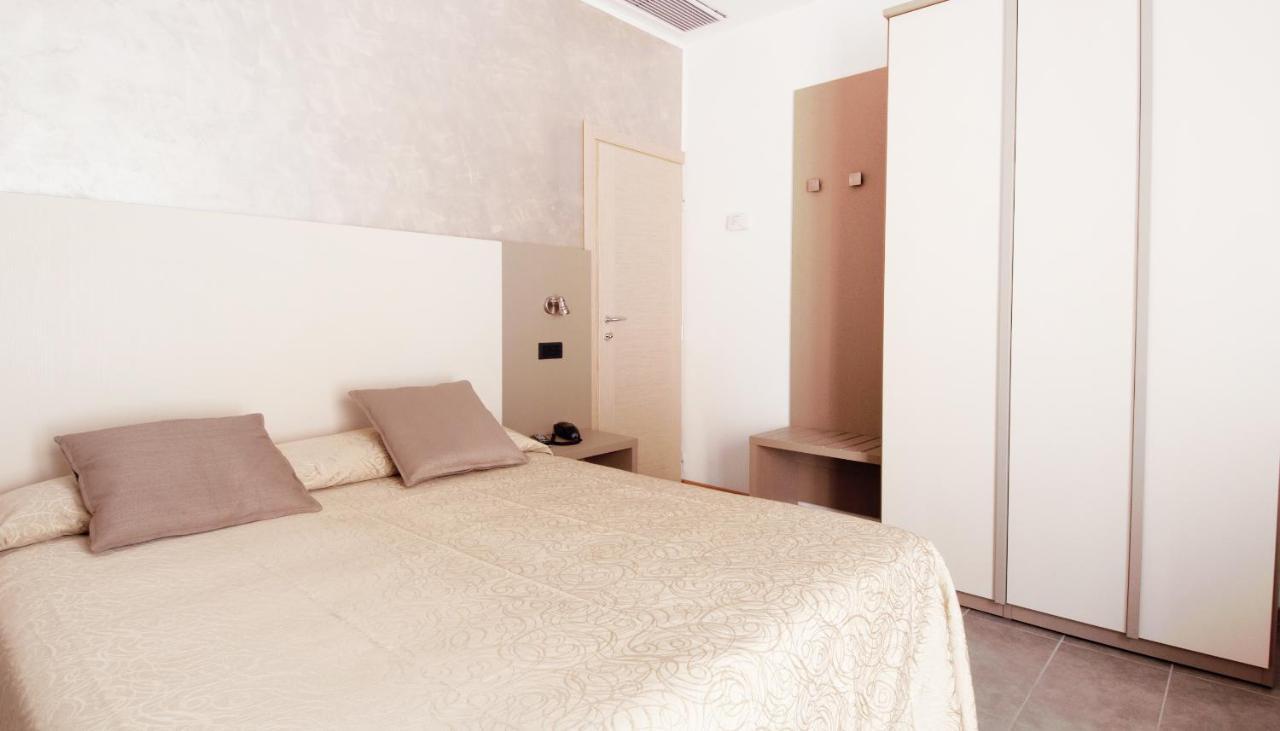Hotel Aria Di Mare - Bed & Brunch In Centro A Riccione Eksteriør billede